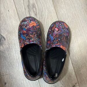 Colorful scrub shoes- great for nurses, nonslip bottoms. Size 6